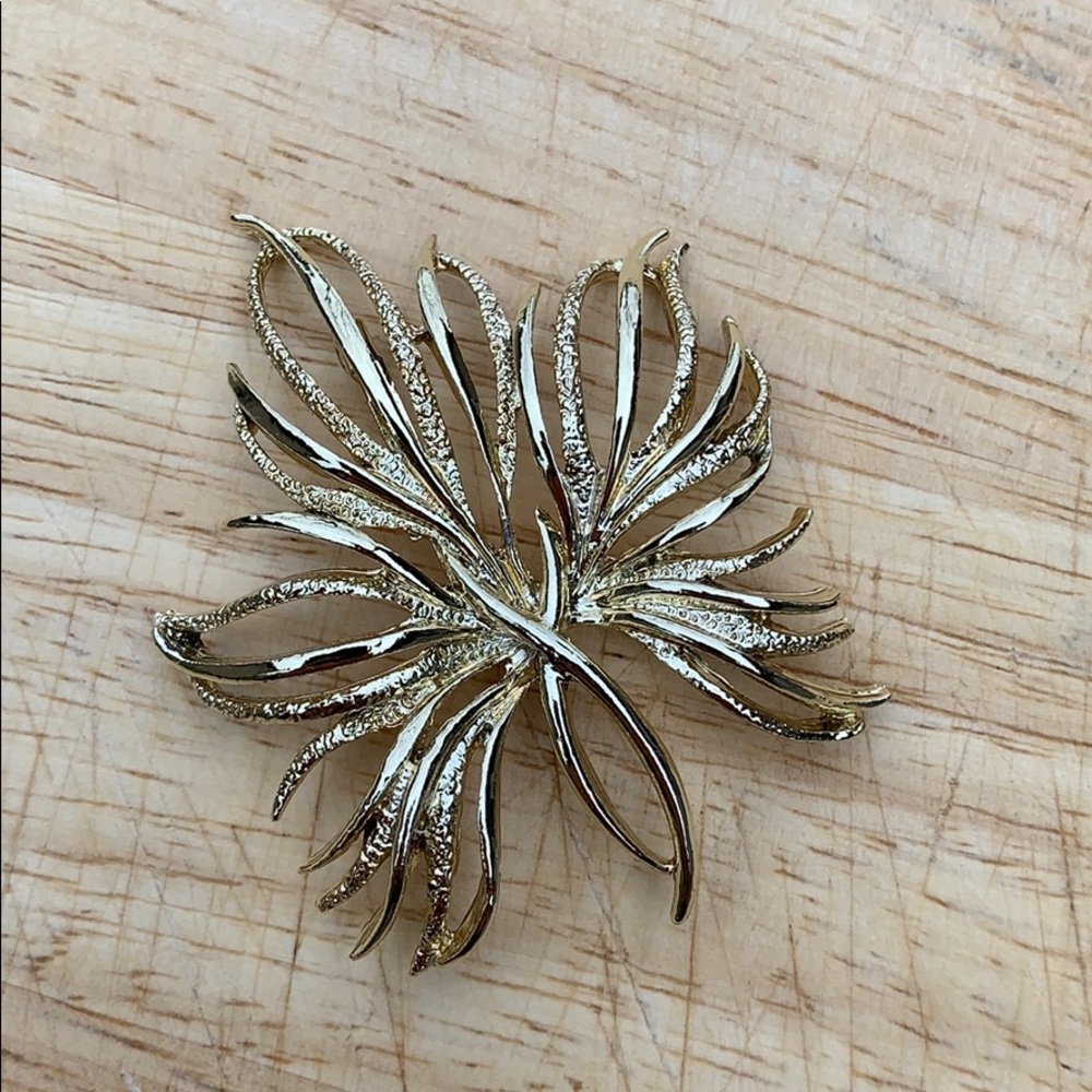 Vintage gold tone leaf brooch pin